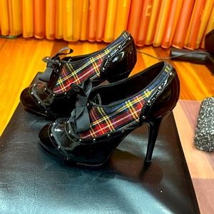 Betsy Johnson trendy booties never worn, size 7.5, stylish and cool